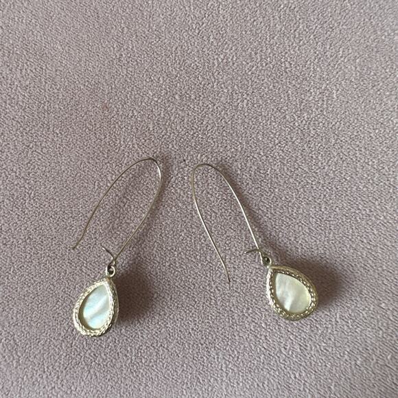 Kendra Scott Gold Tone Dee Drop Earrings In White Mother Of Pearl - Picture 6 of 8
